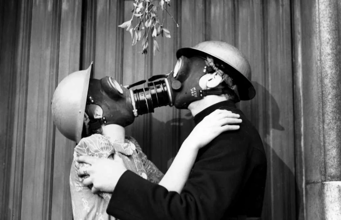 oameni cu masti sarutandu-se foto guliver/getty images