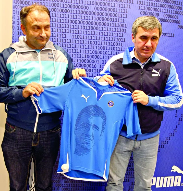 
    Hagi a prezentat  mândru tricoul  destinat celor care  îl susţin şi apreciază  