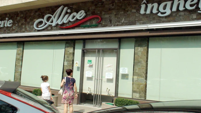 
    Cofetăria Alice are lipit în geam anunţul concediului de odihnă   