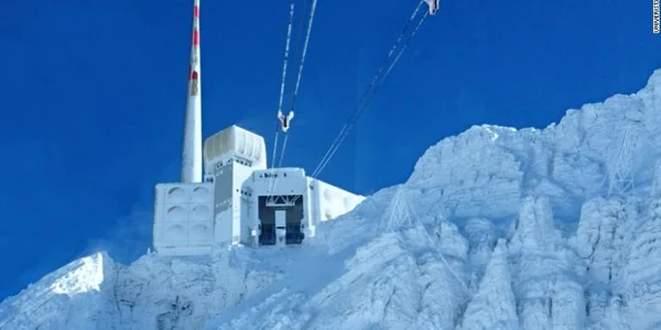 Un laser masiv pentru controlul fulgerelor a fost amplasat pe culmea pe culmea munţilor Säntis din Alpii elveţieni FOTO  via CNN