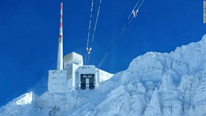 Un laser masiv pentru controlul fulgerelor a fost amplasat pe culmea munţilor Säntis din Alpii elveţieni FOTO via CNN