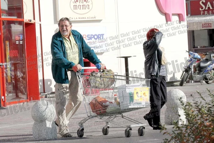 
    Actorul a ieşit din  hypermarket cu  coşul aproape gol  