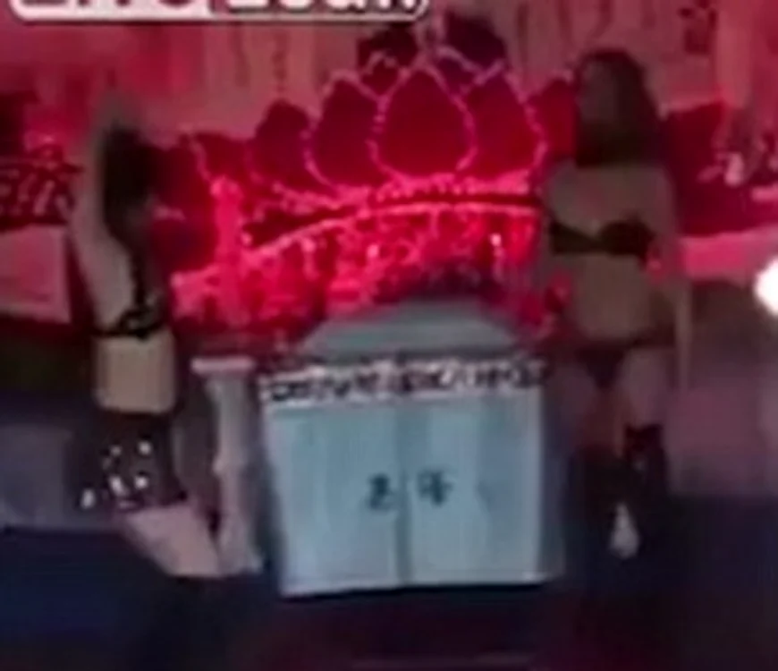 Stripteuzele au dansat provocator în jurul coșciuguluiFoto captură/Daily Mail