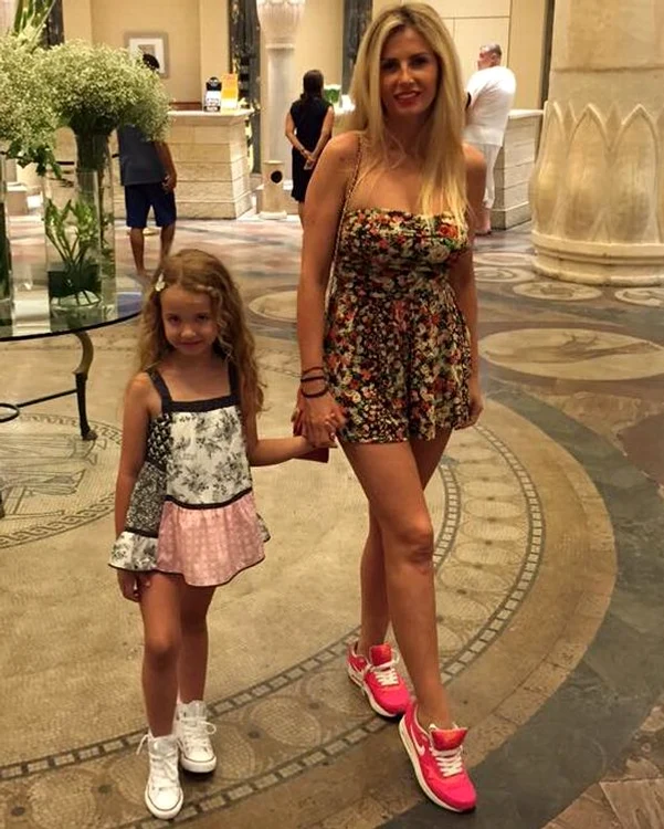 Andreea si fetiţa ei Sofia seamănă ca două picături de apăfoto: arhiva personală