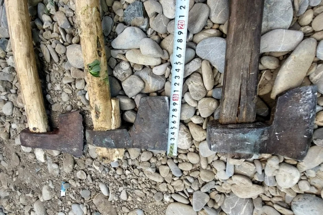 Topoare descoperite în atelajele celor doi suspecţi. FOTO. IJJ Dâmboviţa