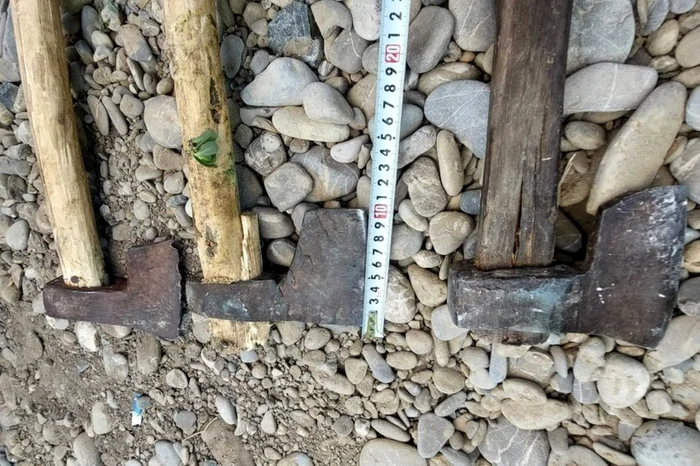 Topoare descoperite în atelajele celor doi suspecţi. FOTO. IJJ Dâmboviţa