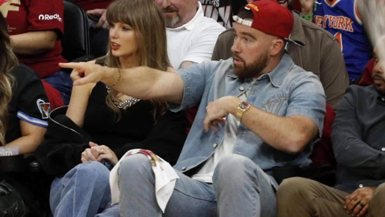 Taylor și Travis, asistând la un meci de baschet  FOTO EPA