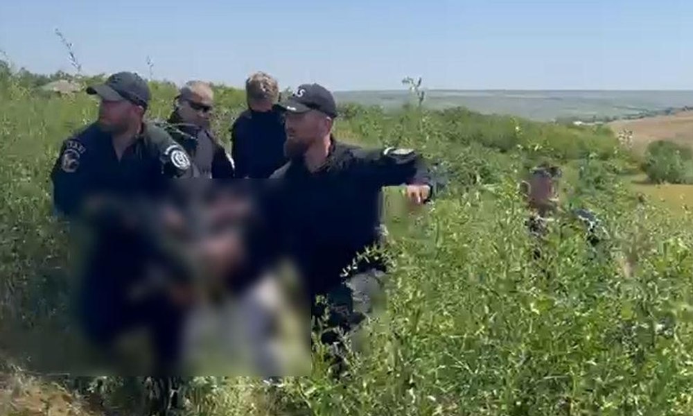 A fost prins principalul suspect în cazul morţii copilei de opt ani din Botoşani. Bărbatul a fost capturat după ce a revenit la locul faptei VIDEO