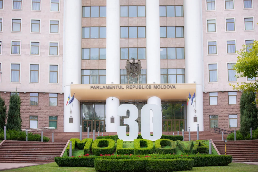 Viitorul Parlament de la Chișinău va fi format din două partide și un bloc, conform rezultatelor unui sondaj