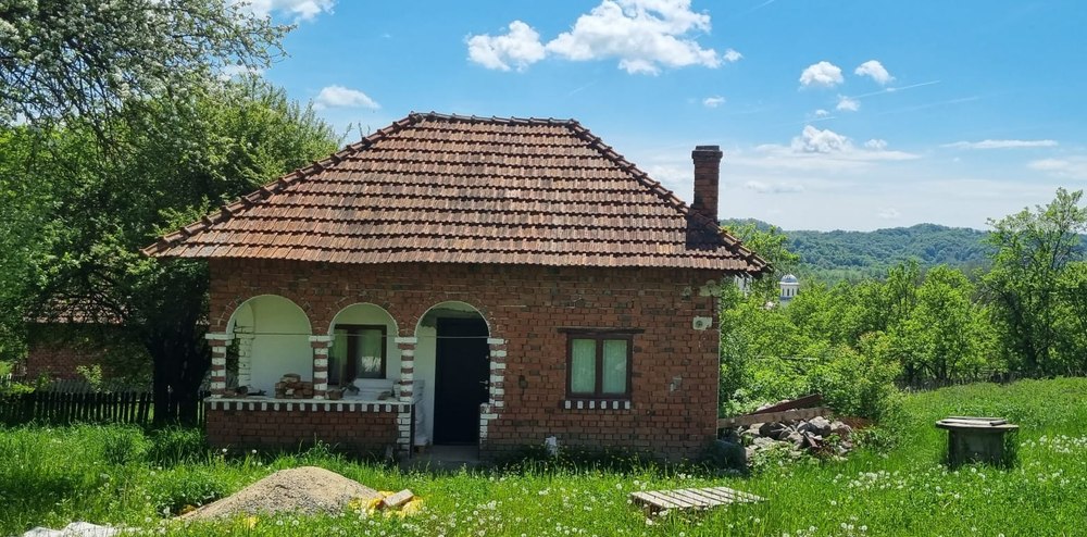 Cum a transformat o familie din București o căsuță veche de la țară într-una cu un confort aproape urban