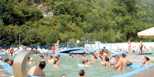 Reşiţa: Reşiţenii caută "răcoarea" în apele termale de la Băile Herculane