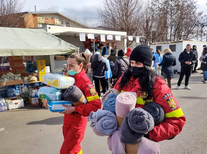 Pompieri, paramedici, polițiști, jandarmi sau autorități locale acordă sprijin refugiaților