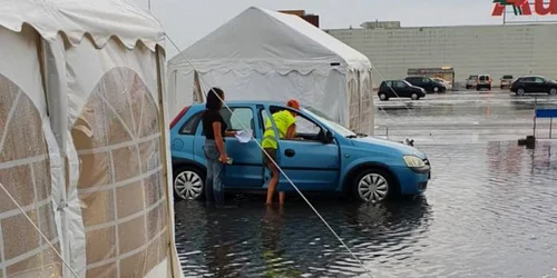 inundatii la centrul de vaccinare drive thru din deva foto ro vaccinare