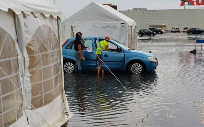 Centrul de vaccinare Drive Thru din Deva, sub ape. Foto: Ro Vaccinare / Facebook.