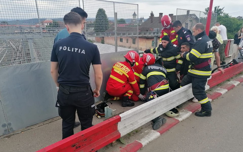 Tânăr salvat de la moarte în ultimul moment. Polițiștii l-au prins înainte de a cădea de pe un pod