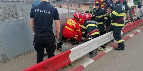 Tânăr salvat de pe podul peste calea ferată. Foto IPJ Hunedoara