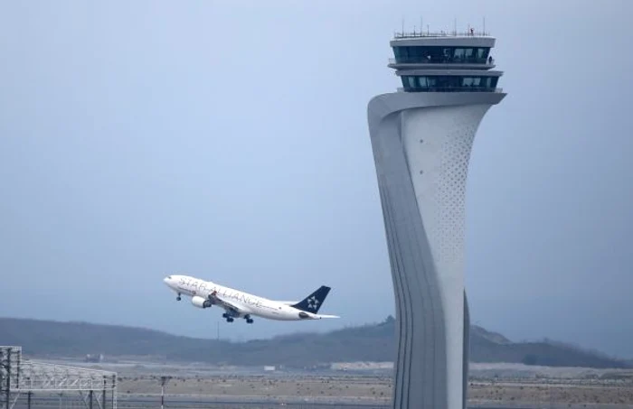 Avion al Turkish Airlines decolând de pe noul Aeroport din Istanbul. În prim plan, turnul de control al aerogării. Foto EPA EFE