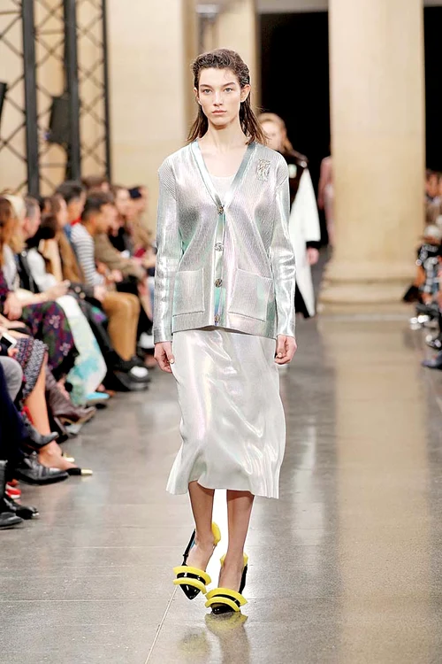 
    O pereche costă 900 de euro  