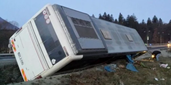 Autobuzul s-a răsturnat pe DN1. FOTOArhivă. 