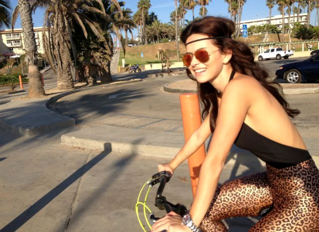 
    Inna, pe bicicletă în Venice Beach (Foto: Facebook)  