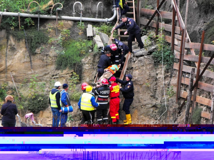 Bărbatul a fost preluat de paramedicii SMURD FOTO: ISU Ialomiţa