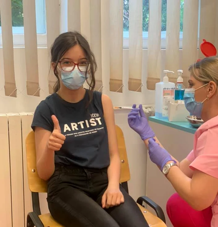 
    Iulia (14 ani) speră ca vaccinul să-i poarte noroc la Evaluarea Națională   