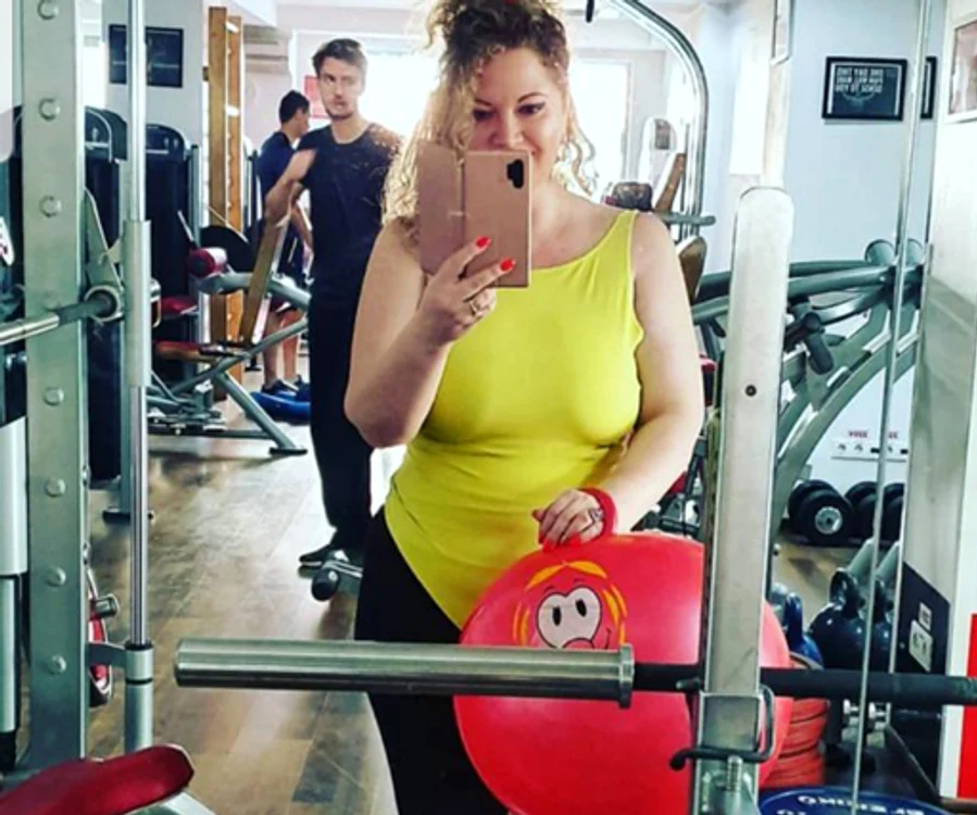 La început, Oana făcea exerciţii fizice în timp ce mânca