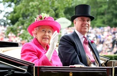 Regina Elisabeta cu fiul ei preferat, Prințul Andrew aka Andrew Mountbatten Windsor Profimedia jpeg