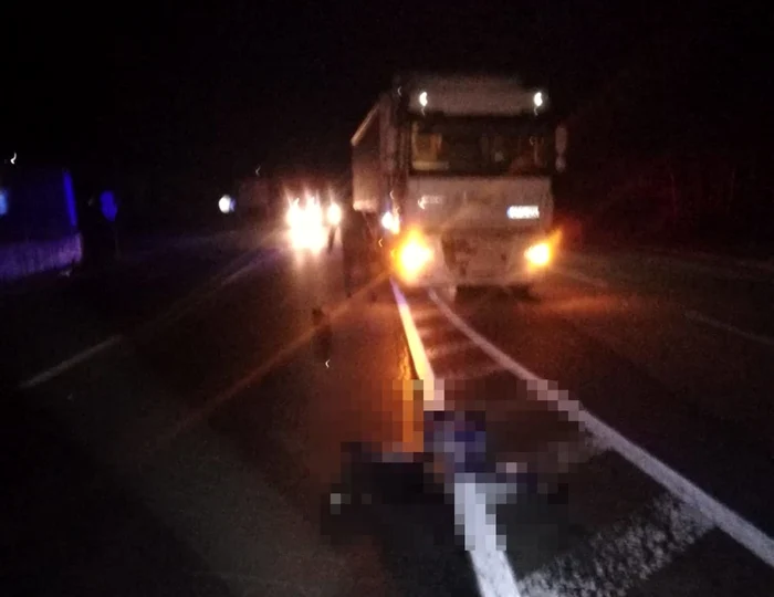 Accident mortal pe Valea Oltului - Vâlcea DN 7 - E 81 în zona Seaca - pieton călcat de un TIR Foto Adevărul