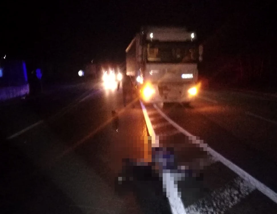 Accident mortal pe Valea Oltului - Vâlcea DN 7 - E 81 în zona Seaca - pieton călcat de un TIR Foto Adevărul