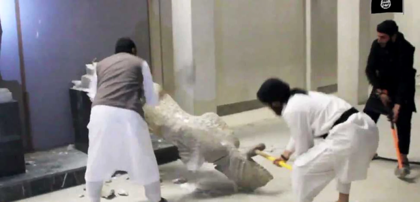 Militanţi ai Statului Islamic în plină acţiune de distrugere a unor opere de artă dintr-un muzeu din Mosul. FOTO WSJ