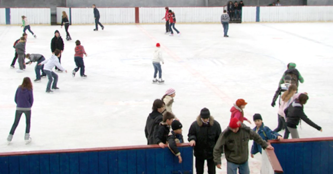 Tinerii se relaxează la patinoarul din Areni