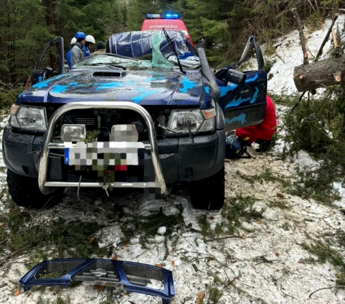 Bărbatul aflat în maşină a suferit multiple trautatisme. Foto: ISU Alba