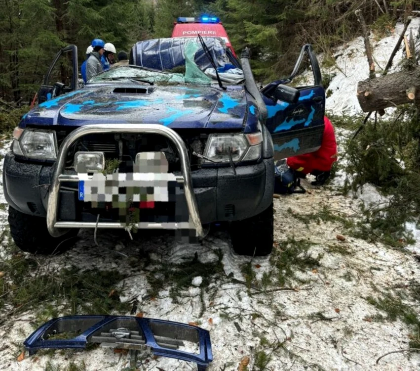 Bărbatul aflat în maşină a suferit multiple trautatisme. Foto: ISU Alba