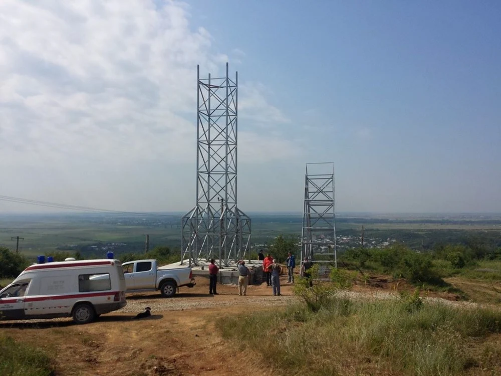 Primarul comunei va inaugura, în jocuri de torţe, lampioane şi artificii, o cruce înaltă de 21 de metri, care va străjui întreaga zonă