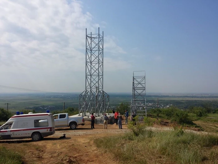 Primarul comunei va inaugura, în jocuri de torţe, lampioane şi artificii, o cruce înaltă de 21 de metri, care va străjui întreaga zonă