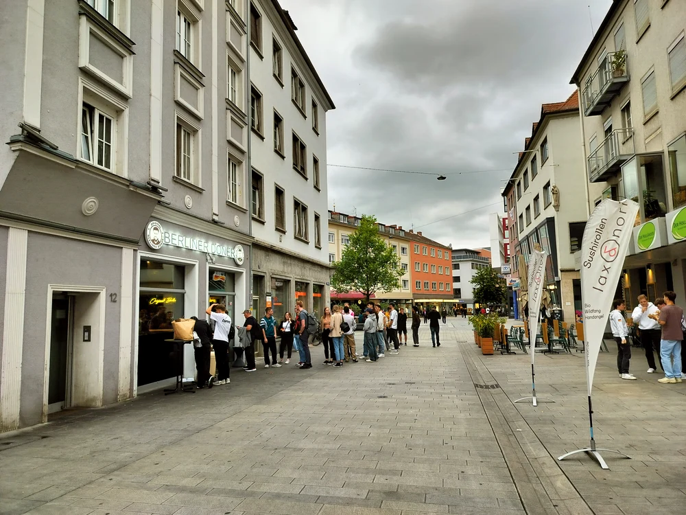 Așa a arătat centrul din Wurzburg după calificarea Germaniei în optimi. Foto Adevărul