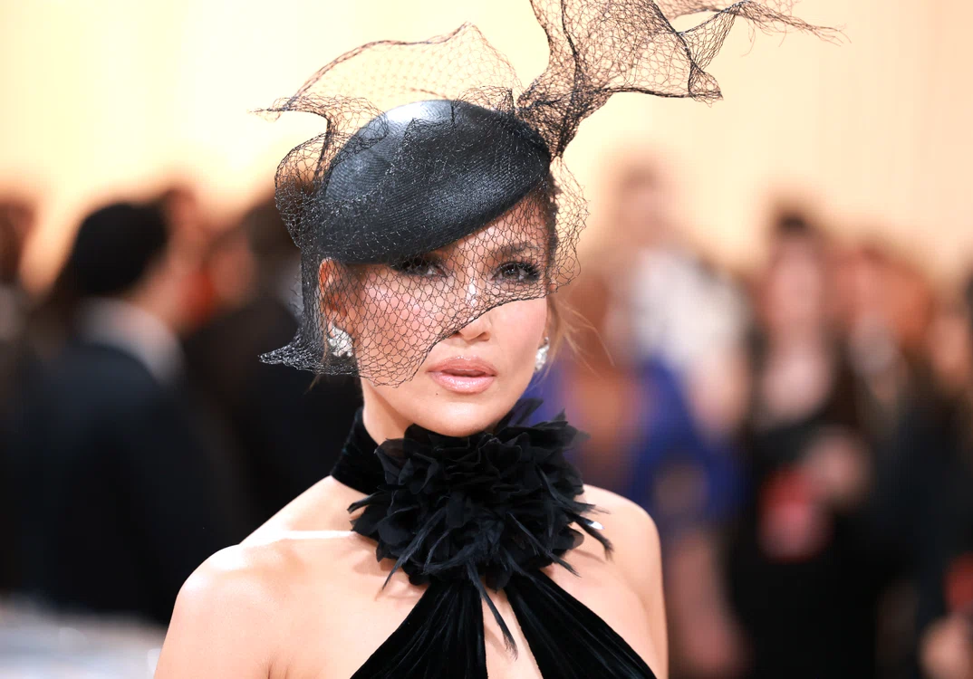 Jennifer Lopez la Met Gala 2023 jpg