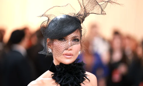 Jennifer Lopez la Met Gala 2023 jpg