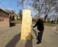 Mihai Donici la statuia lui Brâncuși de la Timișoara FOTO Ștefan Both