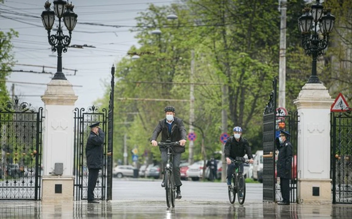 Porțile Cotroceniului se deschid pentru președintele Iohannis care intră în curte pe bicicletăSursa foto: presidency.ro