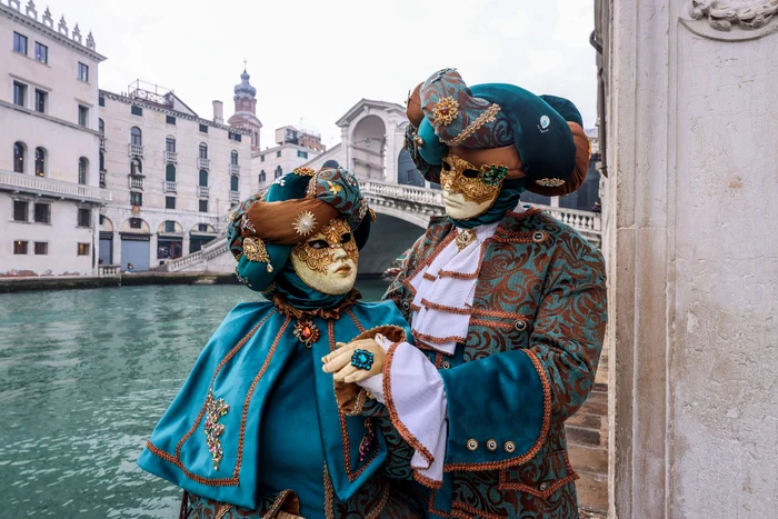 Două persoane costumate la Carnavalul de la Veneția 2025