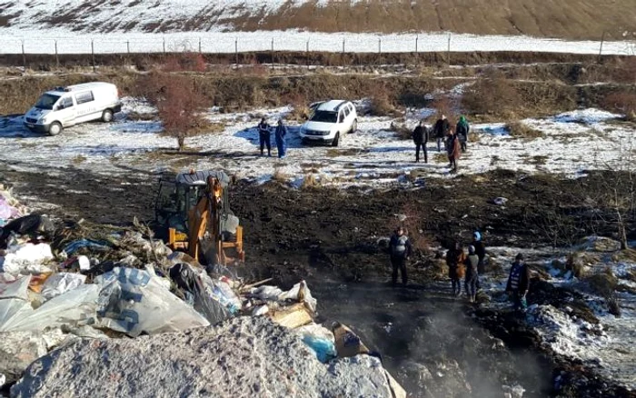 Poliţia continuă căutările în halda de gunoi FOTO: Alina Mitran