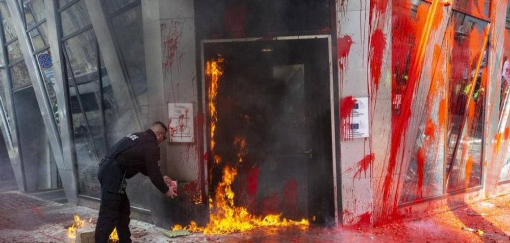 Proteste violente la Sofia împotriva introducerii monedei euro. Ușa clădirii Reprezentanţei Comisiei Europene a fost incendiată
