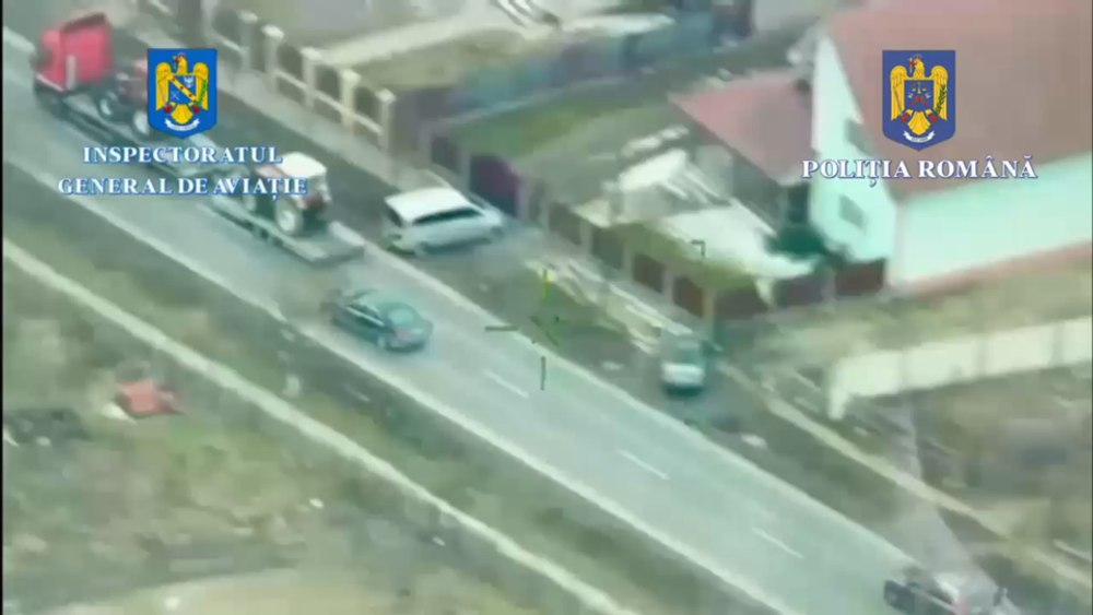 Depășirile unui șofer pe linie continuă, surprinse de un elicopter al MAI