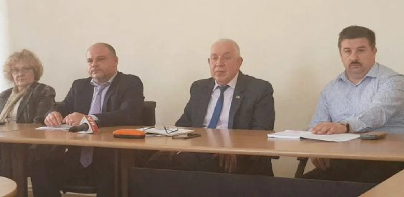 Horia Tiseanu, primarul din Câmpina (centru)