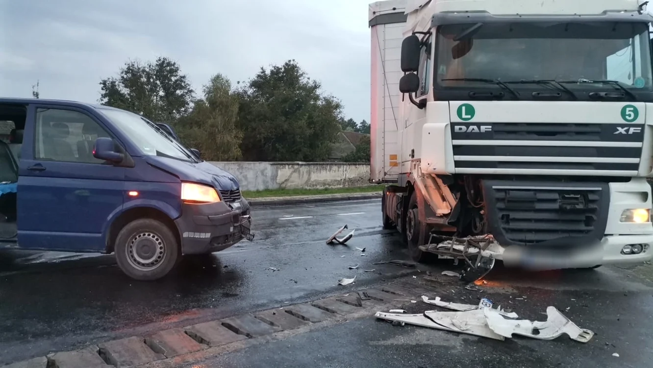 Accident rutier pe DN 1 la Porumbacu de Jos - Sibiu - coliziune între un TIR şi un microbuz cu pasageri soldată cu o victimă Foto Adevărul