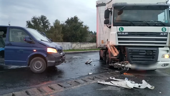 Accident rutier pe DN 1 la Porumbacu de Jos - Sibiu - coliziune între un TIR şi un microbuz cu pasageri soldată cu o victimă Foto Adevărul