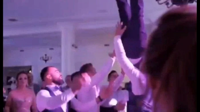 Mirele a fost scăpat din braţe de nuntaşi. FOTO: captură video