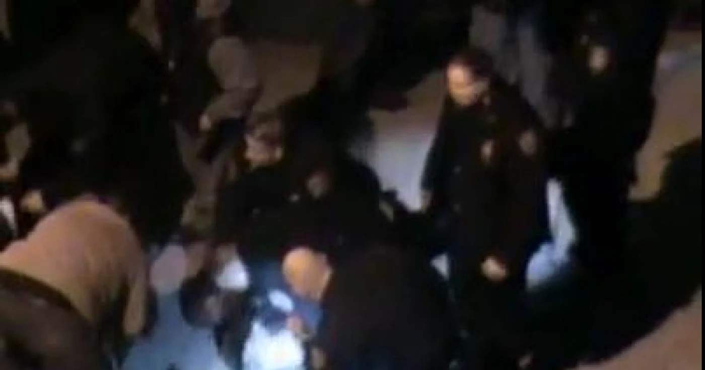 Poliţiştii au bătut un suspect încătuşat 